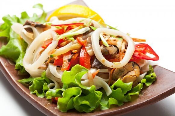 Salad seafood dengan saus berbahan dasar jahe adalah hidangan sehat yang meningkatkan potensi